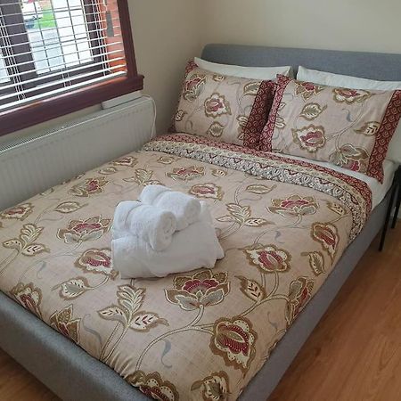 צ'יגוול London Luxury 6 Bedroom Family House Sleeps 12 People Parking For 4 Cars Close To Tube. מראה חיצוני תמונה