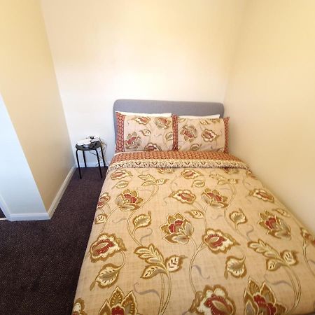 צ'יגוול London Luxury 6 Bedroom Family House Sleeps 12 People Parking For 4 Cars Close To Tube. מראה חיצוני תמונה