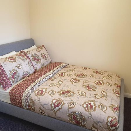 צ'יגוול London Luxury 6 Bedroom Family House Sleeps 12 People Parking For 4 Cars Close To Tube. מראה חיצוני תמונה