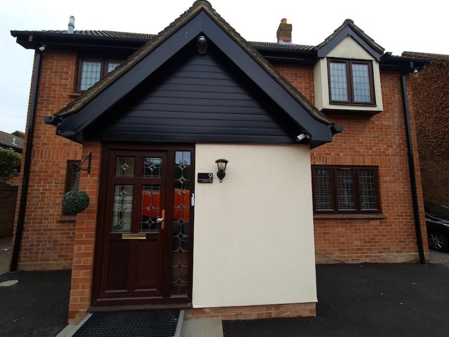 צ'יגוול London Luxury 6 Bedroom Family House Sleeps 12 People Parking For 4 Cars Close To Tube. מראה חיצוני תמונה