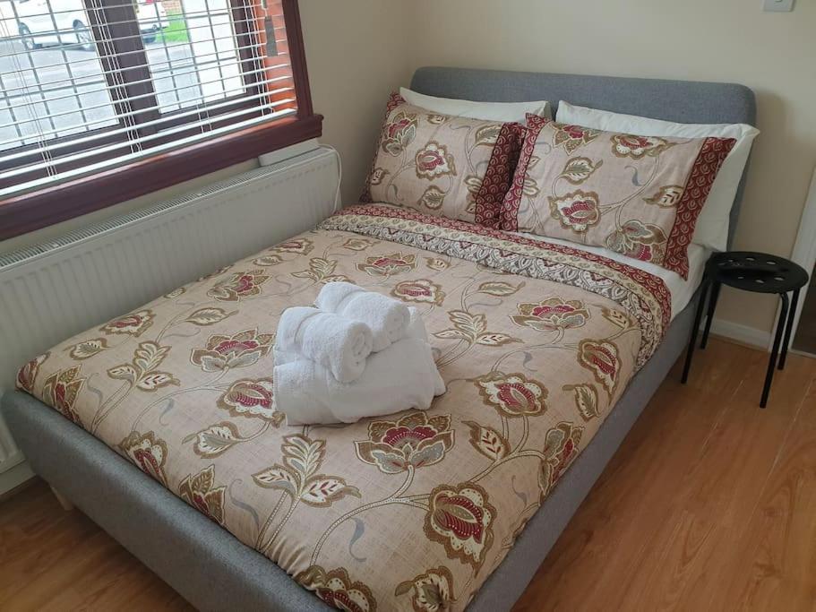 צ'יגוול London Luxury 6 Bedroom Family House Sleeps 12 People Parking For 4 Cars Close To Tube. מראה חיצוני תמונה