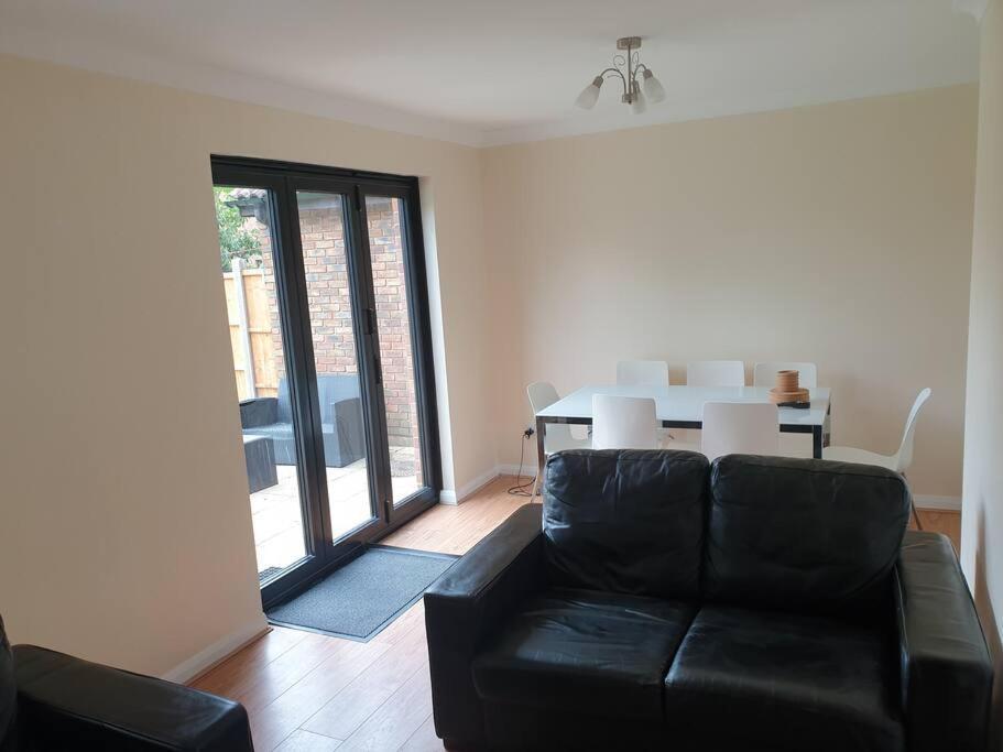 צ'יגוול London Luxury 6 Bedroom Family House Sleeps 12 People Parking For 4 Cars Close To Tube. מראה חיצוני תמונה