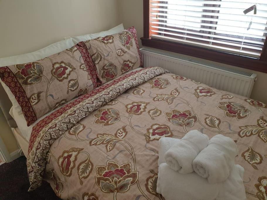 צ'יגוול London Luxury 6 Bedroom Family House Sleeps 12 People Parking For 4 Cars Close To Tube. מראה חיצוני תמונה