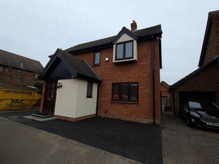 צ'יגוול London Luxury 6 Bedroom Family House Sleeps 12 People Parking For 4 Cars Close To Tube. מראה חיצוני תמונה