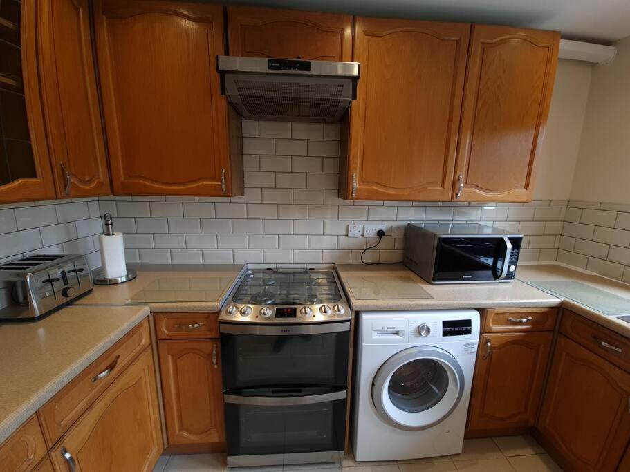 צ'יגוול London Luxury 6 Bedroom Family House Sleeps 12 People Parking For 4 Cars Close To Tube. מראה חיצוני תמונה