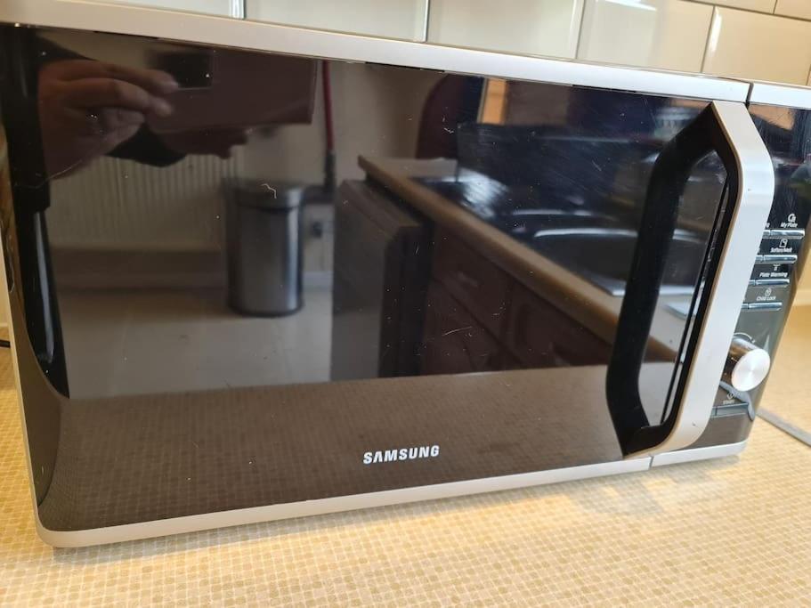 צ'יגוול London Luxury 6 Bedroom Family House Sleeps 12 People Parking For 4 Cars Close To Tube. מראה חיצוני תמונה
