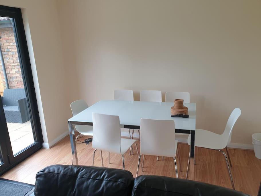 צ'יגוול London Luxury 6 Bedroom Family House Sleeps 12 People Parking For 4 Cars Close To Tube. מראה חיצוני תמונה