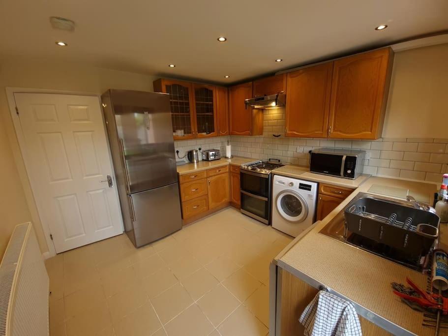 צ'יגוול London Luxury 6 Bedroom Family House Sleeps 12 People Parking For 4 Cars Close To Tube. מראה חיצוני תמונה