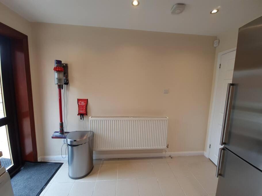 צ'יגוול London Luxury 6 Bedroom Family House Sleeps 12 People Parking For 4 Cars Close To Tube. מראה חיצוני תמונה