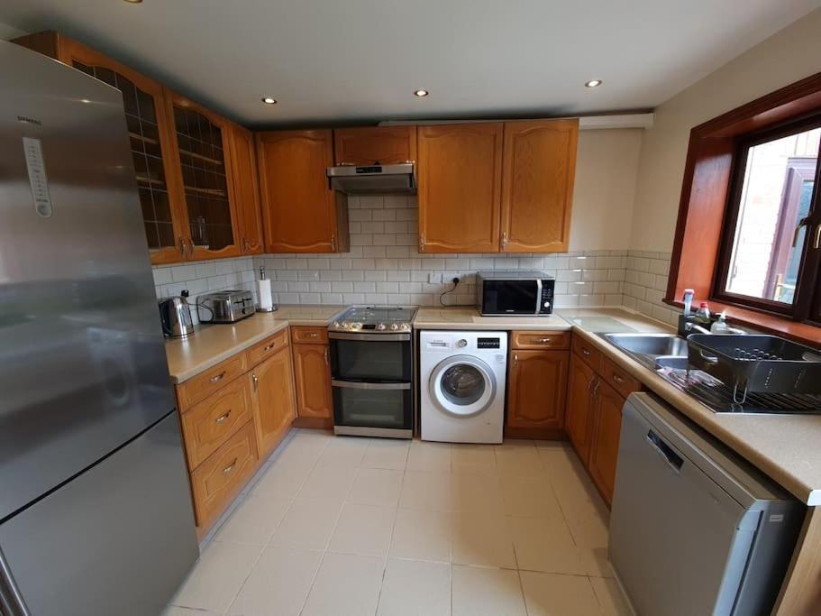 צ'יגוול London Luxury 6 Bedroom Family House Sleeps 12 People Parking For 4 Cars Close To Tube. מראה חיצוני תמונה