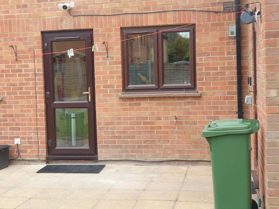 צ'יגוול London Luxury 6 Bedroom Family House Sleeps 12 People Parking For 4 Cars Close To Tube. מראה חיצוני תמונה