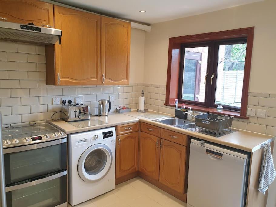 צ'יגוול London Luxury 6 Bedroom Family House Sleeps 12 People Parking For 4 Cars Close To Tube. מראה חיצוני תמונה