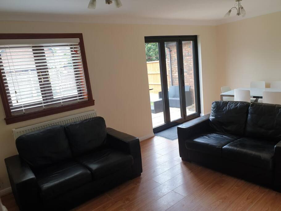 צ'יגוול London Luxury 6 Bedroom Family House Sleeps 12 People Parking For 4 Cars Close To Tube. מראה חיצוני תמונה