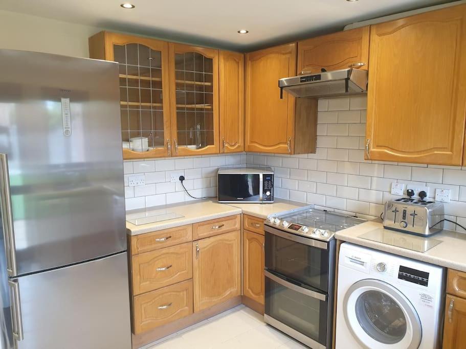 צ'יגוול London Luxury 6 Bedroom Family House Sleeps 12 People Parking For 4 Cars Close To Tube. מראה חיצוני תמונה