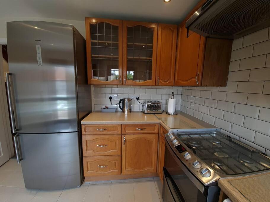צ'יגוול London Luxury 6 Bedroom Family House Sleeps 12 People Parking For 4 Cars Close To Tube. מראה חיצוני תמונה