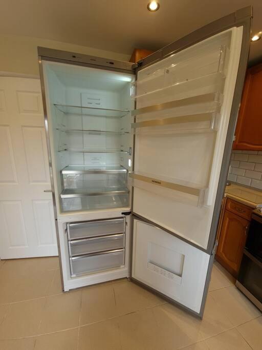 צ'יגוול London Luxury 6 Bedroom Family House Sleeps 12 People Parking For 4 Cars Close To Tube. מראה חיצוני תמונה