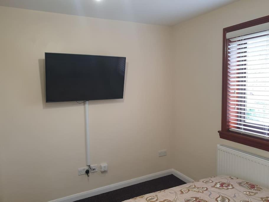 צ'יגוול London Luxury 6 Bedroom Family House Sleeps 12 People Parking For 4 Cars Close To Tube. מראה חיצוני תמונה