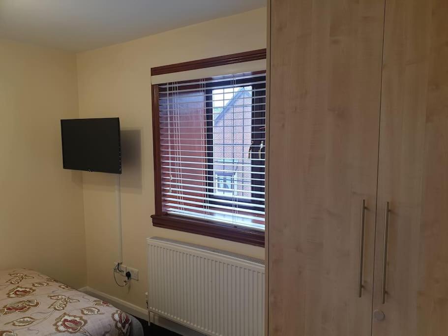 צ'יגוול London Luxury 6 Bedroom Family House Sleeps 12 People Parking For 4 Cars Close To Tube. מראה חיצוני תמונה