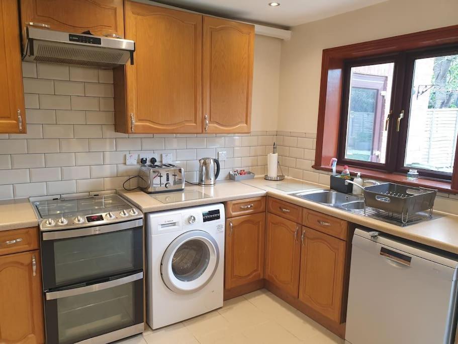צ'יגוול London Luxury 6 Bedroom Family House Sleeps 12 People Parking For 4 Cars Close To Tube. מראה חיצוני תמונה