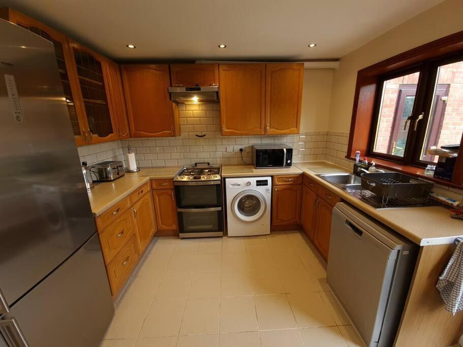צ'יגוול London Luxury 6 Bedroom Family House Sleeps 12 People Parking For 4 Cars Close To Tube. מראה חיצוני תמונה