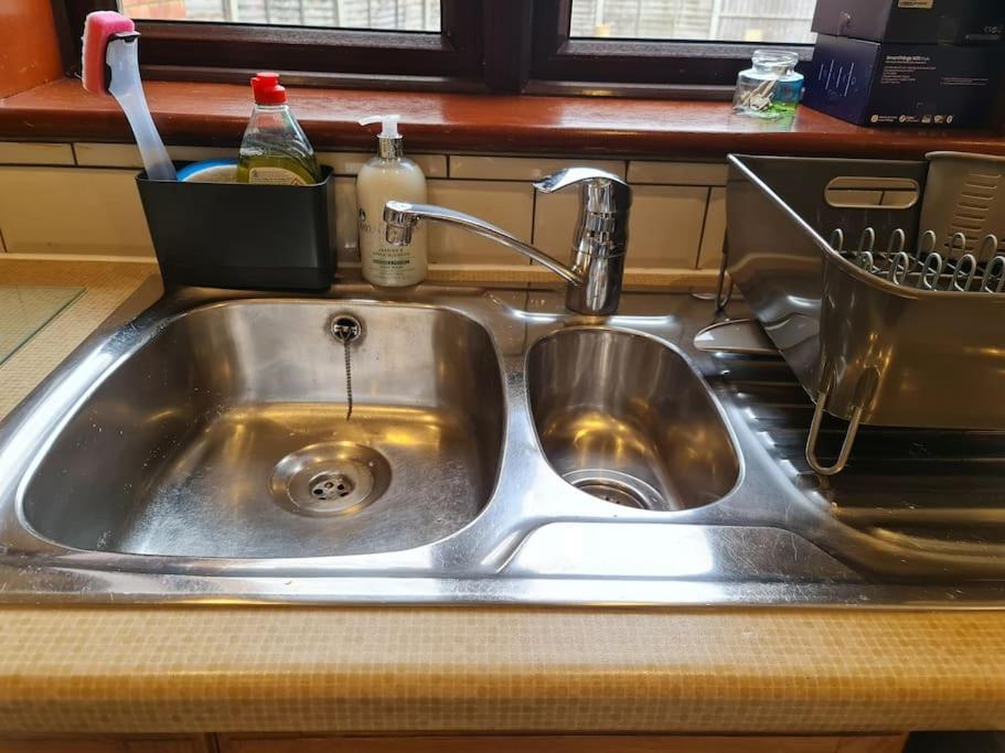 צ'יגוול London Luxury 6 Bedroom Family House Sleeps 12 People Parking For 4 Cars Close To Tube. מראה חיצוני תמונה