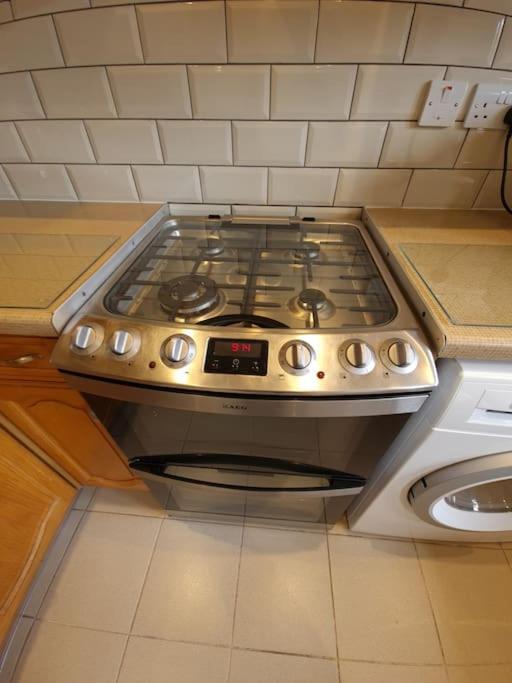 צ'יגוול London Luxury 6 Bedroom Family House Sleeps 12 People Parking For 4 Cars Close To Tube. מראה חיצוני תמונה