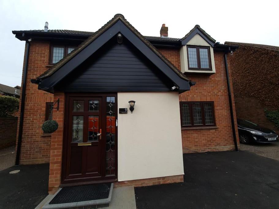 צ'יגוול London Luxury 6 Bedroom Family House Sleeps 12 People Parking For 4 Cars Close To Tube. מראה חיצוני תמונה