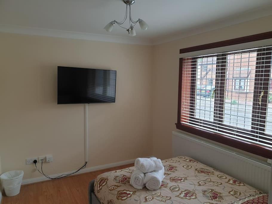 צ'יגוול London Luxury 6 Bedroom Family House Sleeps 12 People Parking For 4 Cars Close To Tube. מראה חיצוני תמונה