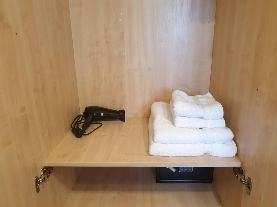 צ'יגוול London Luxury 6 Bedroom Family House Sleeps 12 People Parking For 4 Cars Close To Tube. מראה חיצוני תמונה
