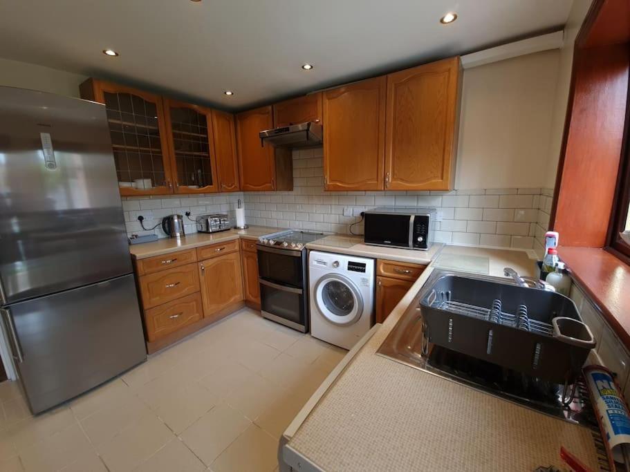 צ'יגוול London Luxury 6 Bedroom Family House Sleeps 12 People Parking For 4 Cars Close To Tube. מראה חיצוני תמונה