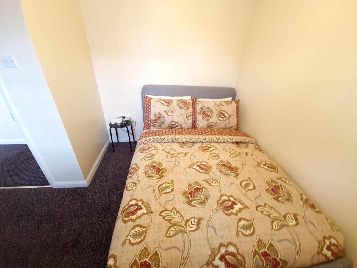 צ'יגוול London Luxury 6 Bedroom Family House Sleeps 12 People Parking For 4 Cars Close To Tube. מראה חיצוני תמונה
