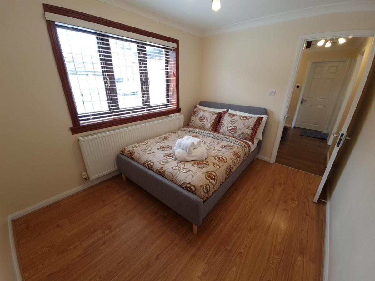 צ'יגוול London Luxury 6 Bedroom Family House Sleeps 12 People Parking For 4 Cars Close To Tube. מראה חיצוני תמונה