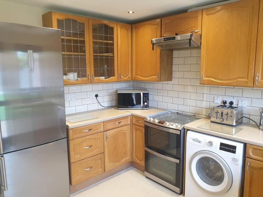 צ'יגוול London Luxury 6 Bedroom Family House Sleeps 12 People Parking For 4 Cars Close To Tube. מראה חיצוני תמונה