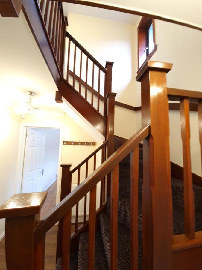 צ'יגוול London Luxury 6 Bedroom Family House Sleeps 12 People Parking For 4 Cars Close To Tube. מראה חיצוני תמונה