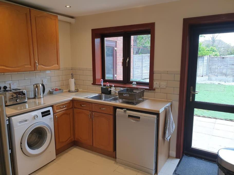 צ'יגוול London Luxury 6 Bedroom Family House Sleeps 12 People Parking For 4 Cars Close To Tube. מראה חיצוני תמונה