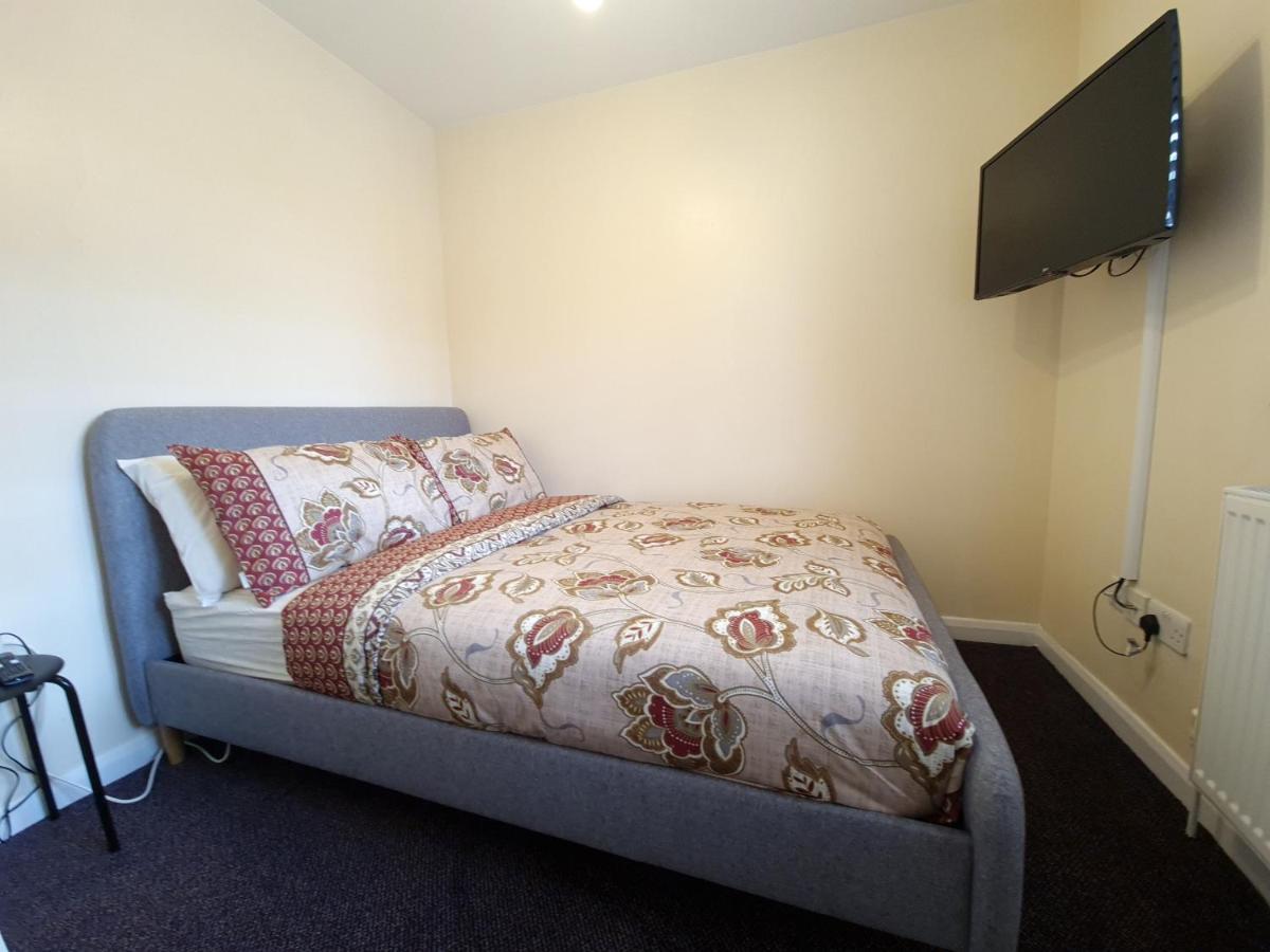 צ'יגוול London Luxury 6 Bedroom Family House Sleeps 12 People Parking For 4 Cars Close To Tube. מראה חיצוני תמונה